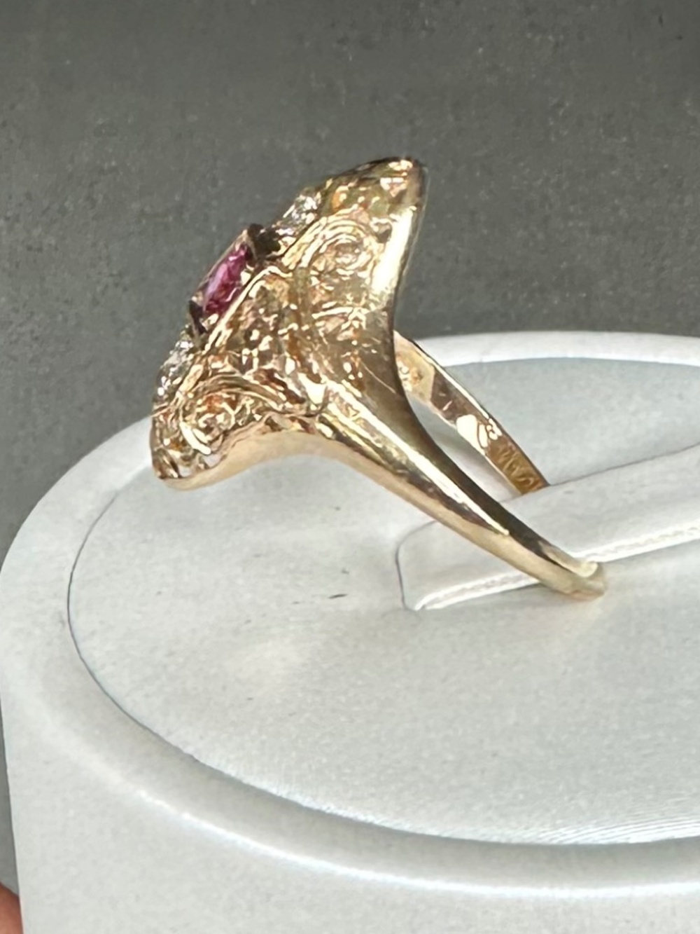 ✨ Vintage 1920s 14k Yellow Gold Ruby & Diamond Navette Filigree Ring ✨ size 6 - Picture 5 of 12